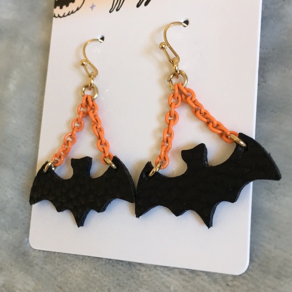 Halloween Dangling Flying Bat Pierced Fashion Earrings NWT metal vinyl. - Picture 5 of 11